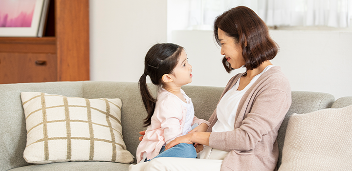 영유아와 조부모 또는 교사가 함께 있는 모습 이미지